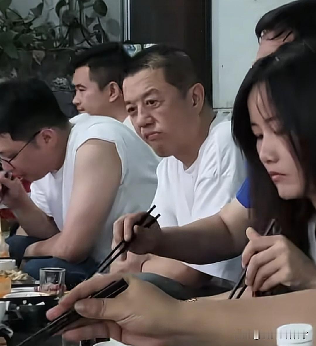 李亚鹏吃饭时愁容满面，一副忧心忡忡的模样！
1月20日，员工晒出一段李亚鹏吃的的