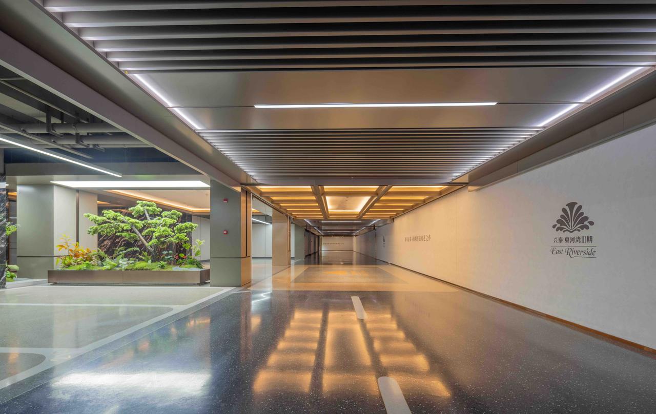 来看一下，这是一个小区环境，不是某个会所或者某一个商业。现在买房已经不是简单看户