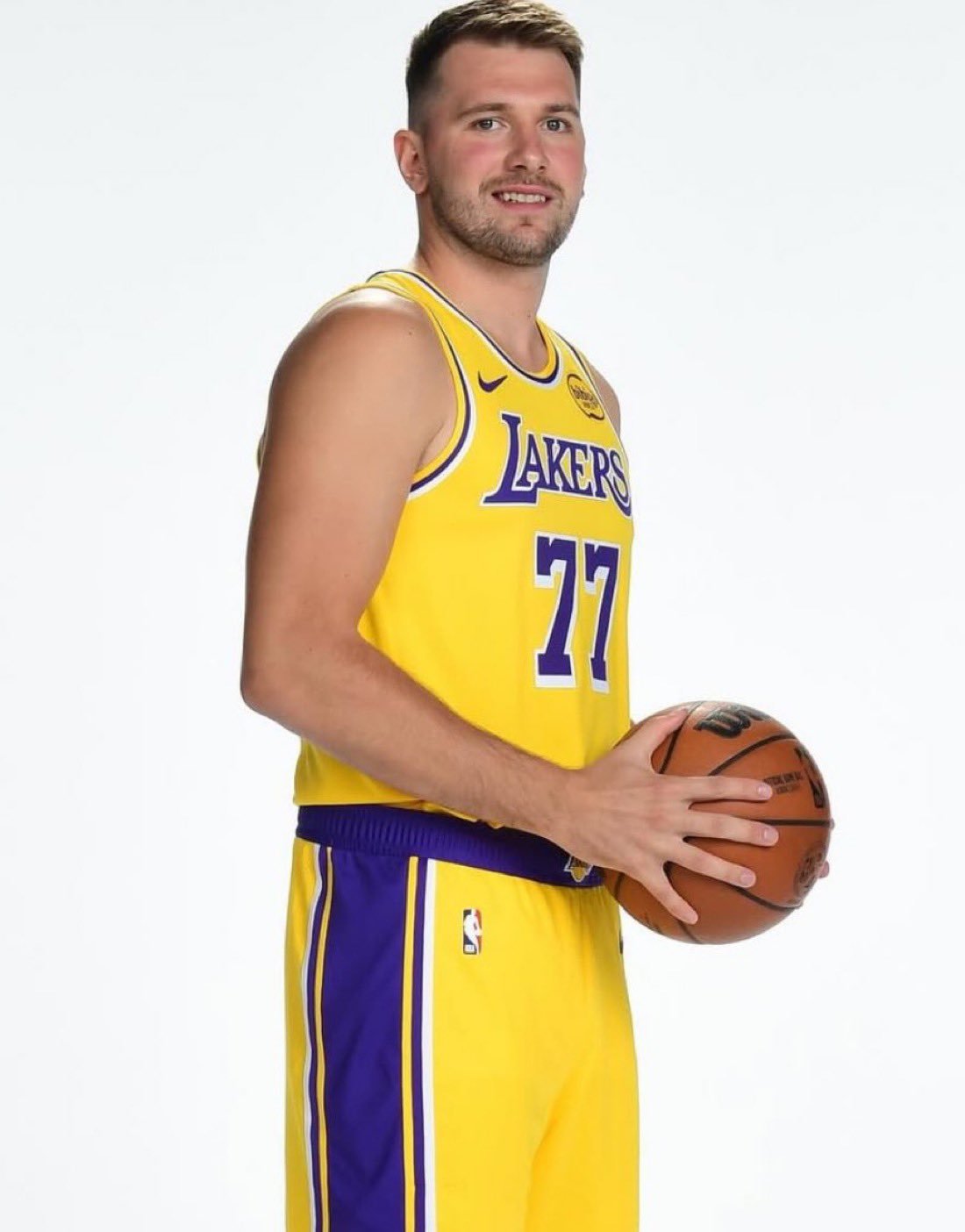 东契奇44分12篮板6助攻，湖人竟然赢了，我预测错了。牛逼，拿下NBA杯首胜。湖