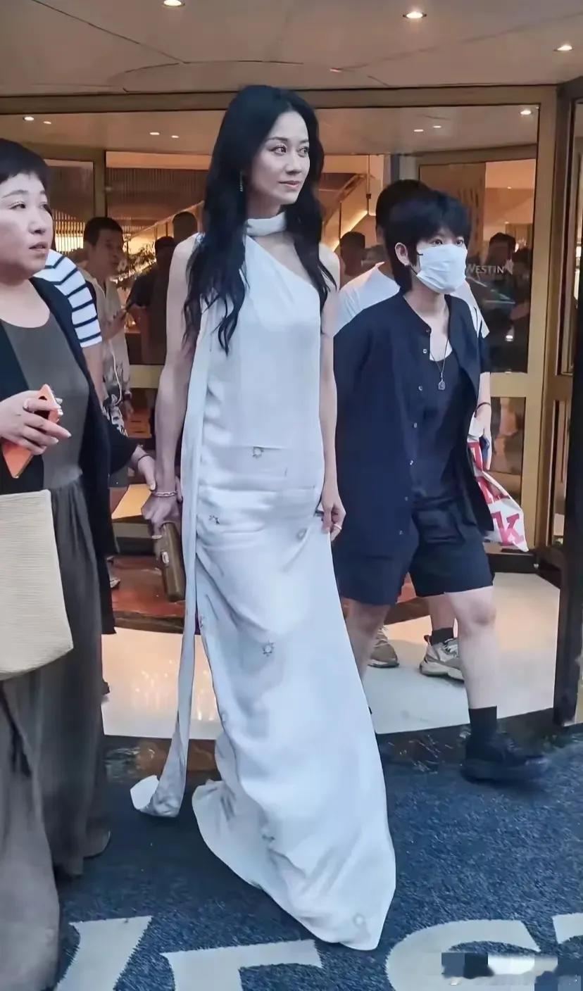 我想过倪虹洁变老我也想过倪虹洁会变胖但是真的想不到，倪虹洁会开始变瘦，她可是好身