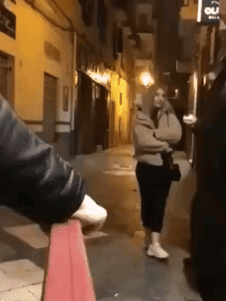 这个瘦小的男人，也不知道是哪里来的自信，居然敢挑衅一个如此强壮的男人，刚开始的时