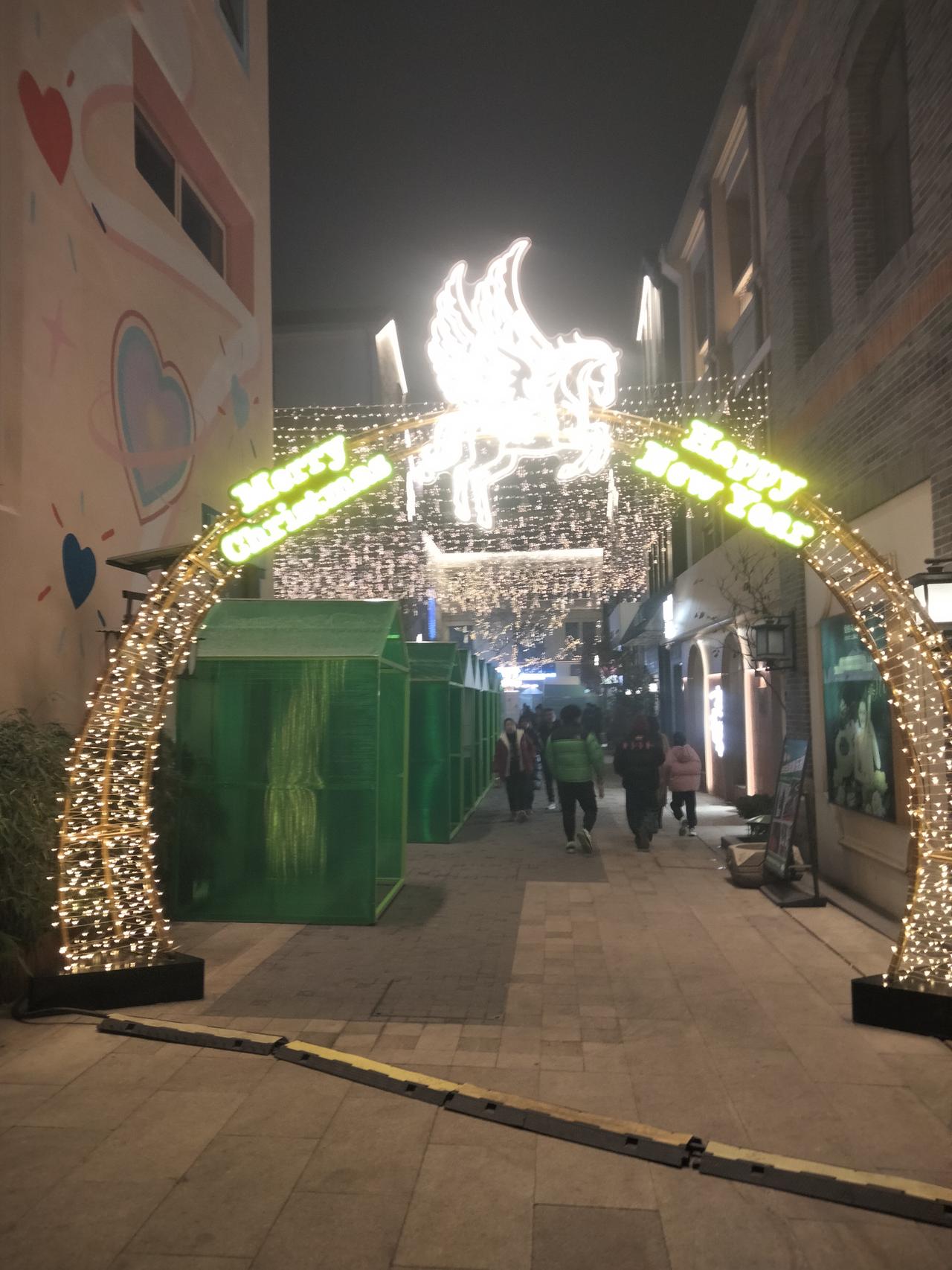 晒图笔记大赛 还记得那个夏日的午后，阳光透过树叶的缝隙洒在地上，形成斑驳的光影。