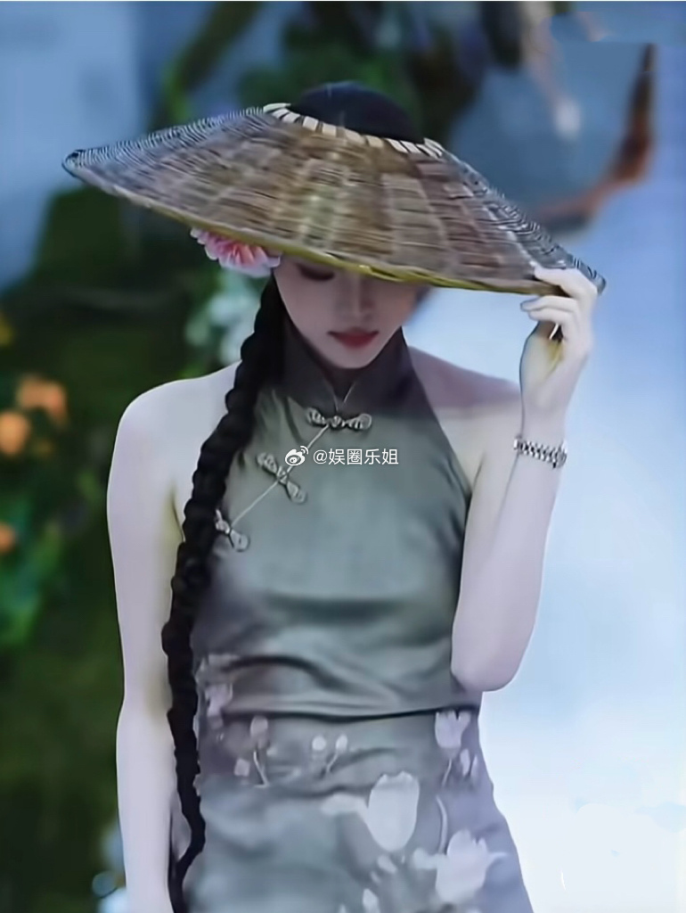 焕新非遗计划中国人有自己的高定竹笠遮远山，簪花藏侠气。斗笠与簪花遇上改良旗袍，藏