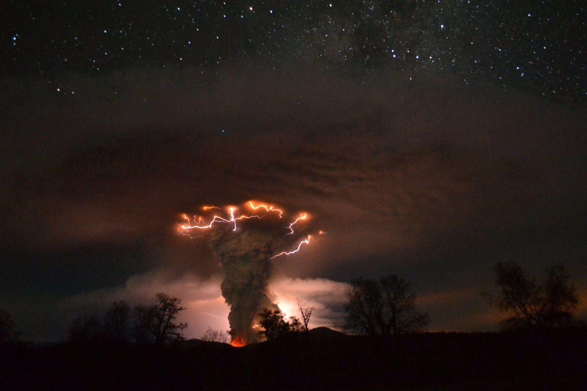 ⚡️雷电之索⚡️科登考列火山爆发时出现的火山雷，Ricardo Mohr摄于智利