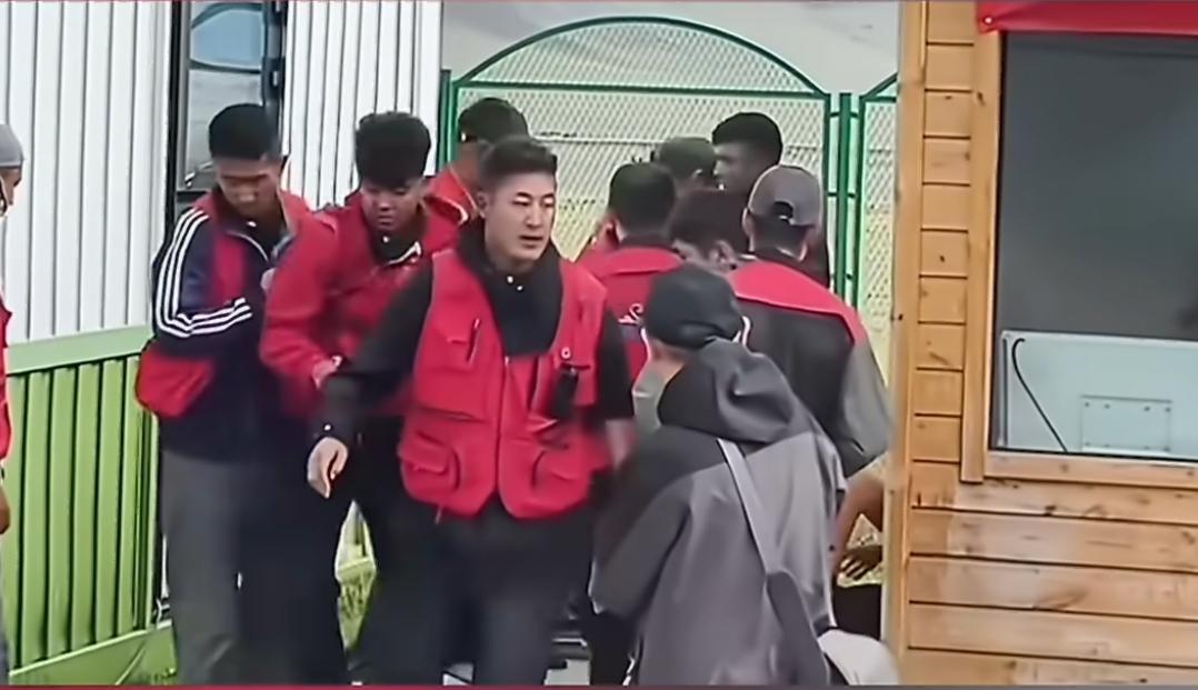 好不容易大老远去一趟赛里木湖，结果被揍了。
这辈子也算是值得了，哈哈哈哈。