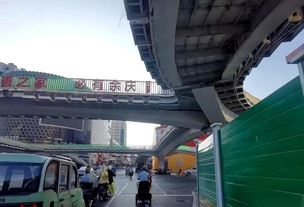 一张白纸黑字的拆除公告，直接糊在了南阳新华路那座锈得发黑的铁栏杆上。
横跨人民路