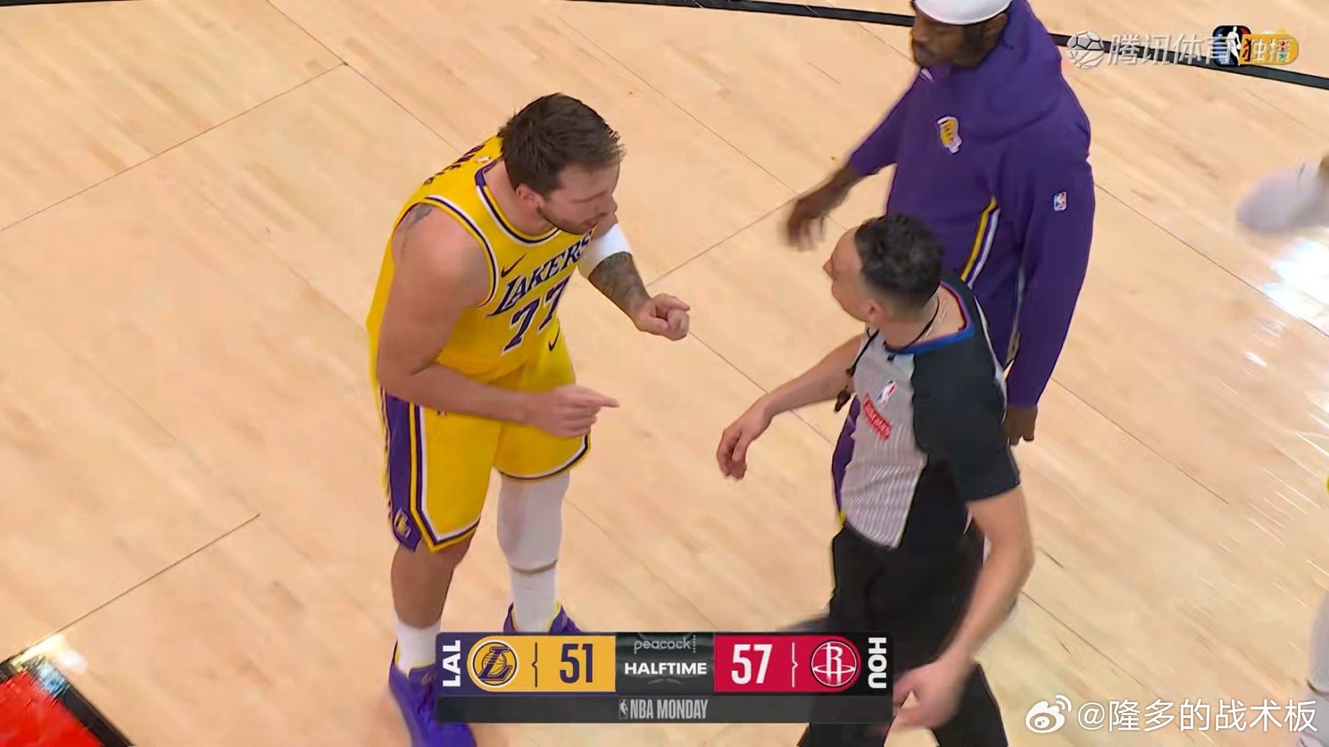 半场湖人51-57落后火箭，东契奇还在投诉刚才篮下被犯规湖人vs火箭
