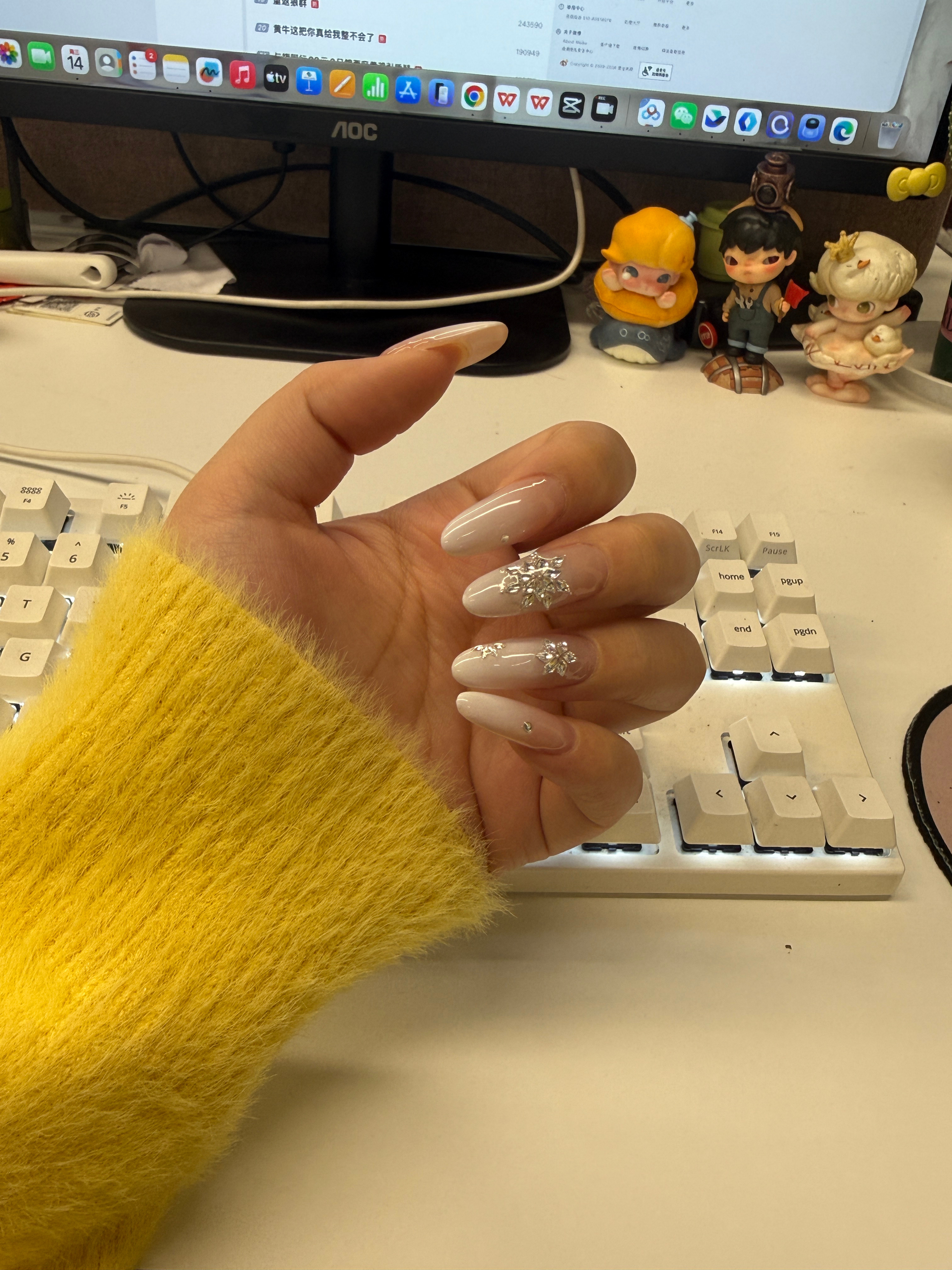 这几天可以先不要做美甲了因为要出去玩，所以我已经提前把头发染了，美甲做了……其实