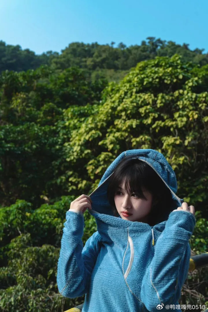 穿搭时尚穿搭今天穿什么ootd 蓝色毛绒运动装很适合旅行 