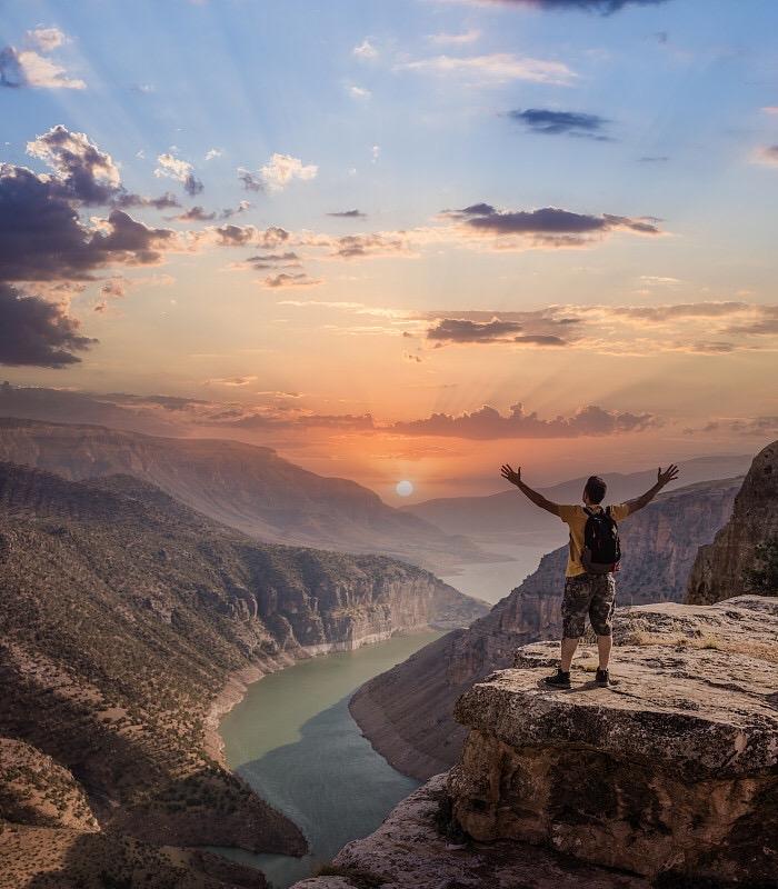 你即将爆发：靠自己，活成人生的亿万富翁

别着急，你所有的沉默深耕，都在悄悄蓄能