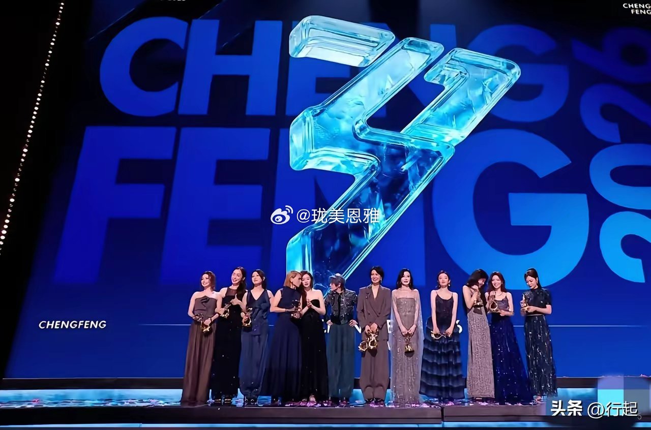李小冉和王濛俩大漂亮根本没有拿那奖杯她们俩直接把奖杯放地板上了这奖杯对她们来说毫