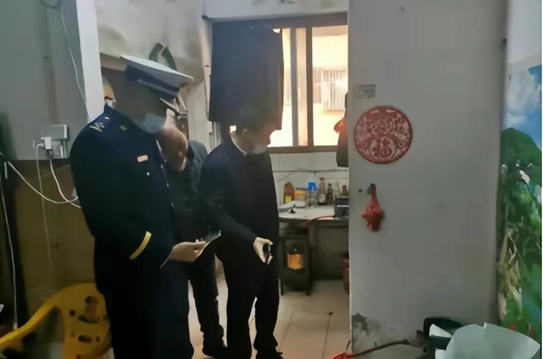 为了省钱，也为了找点家的味道，一群在南京打拼的年轻人，在出租屋里建起了温馨的“共