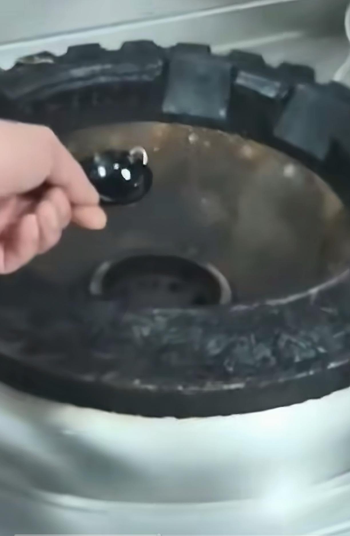 男子网购铁锅打开快递后傻眼了

网购陷阱何其多？
几人不曾被收割。
曾买海参被科