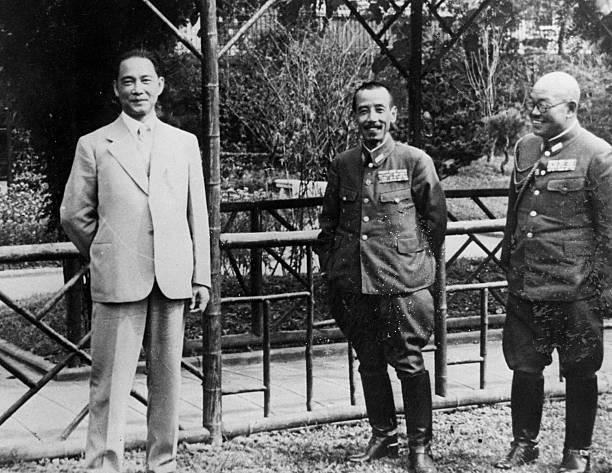 1939年11月11日，上海，汪精卫与日本参谋本部军官同框，面带笑容，西装革履。