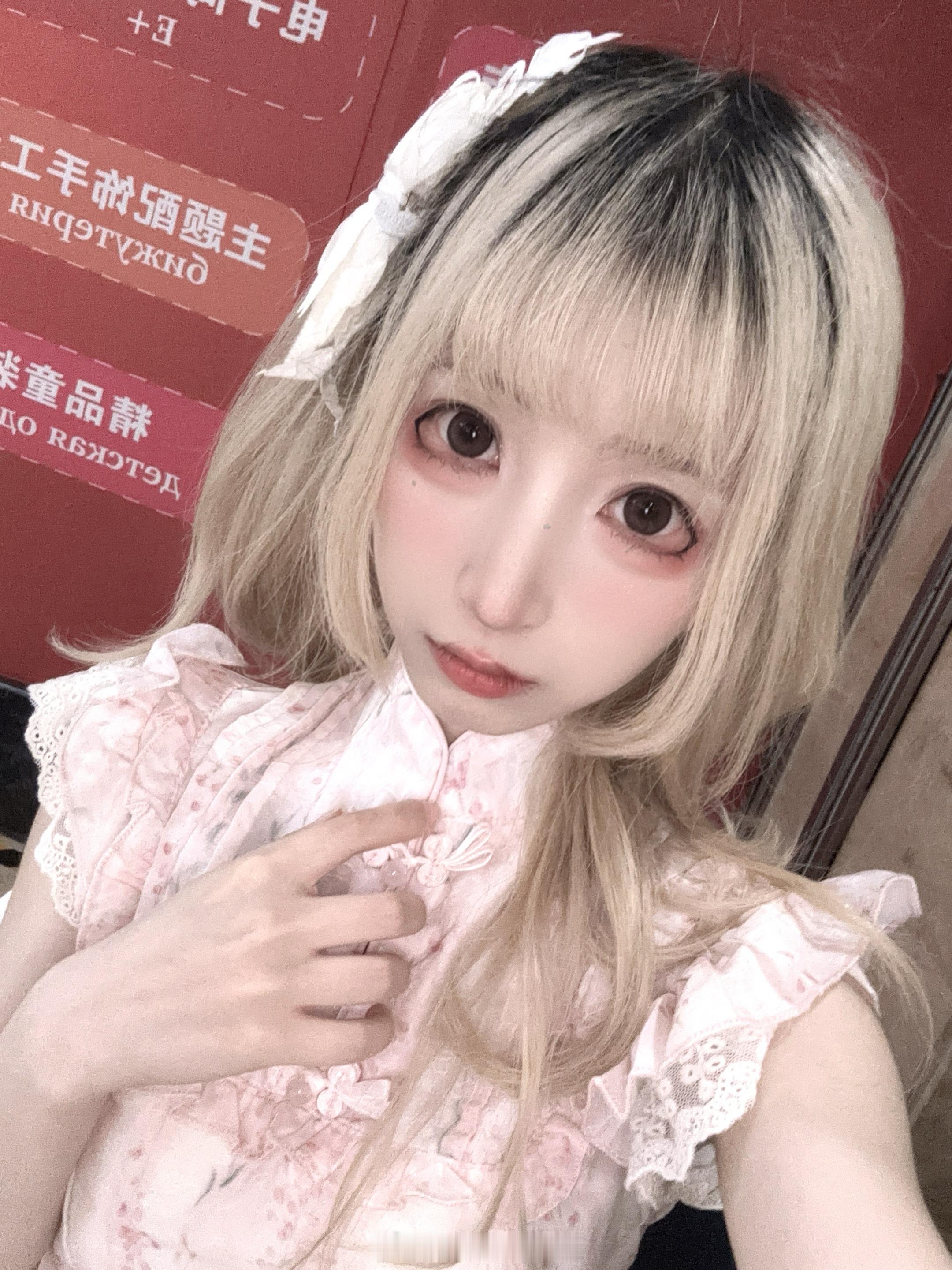 表面是矜持温婉小女孩实际满脑子都是驴打滚豌豆黄山楂糕烤鸭涮肉（肚子一直在叫(♯｀