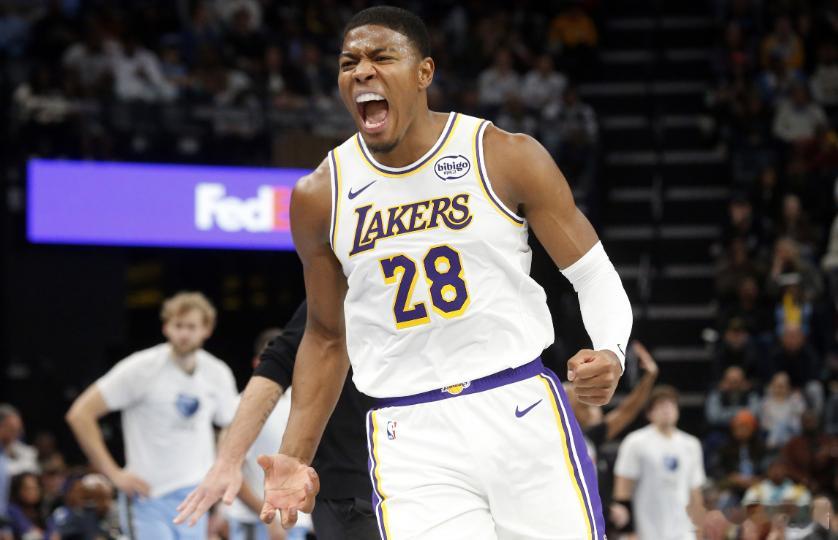 湖人昨天123-115击败开拓者，取得4连胜。湖人记者Dan Woike夸赞了八