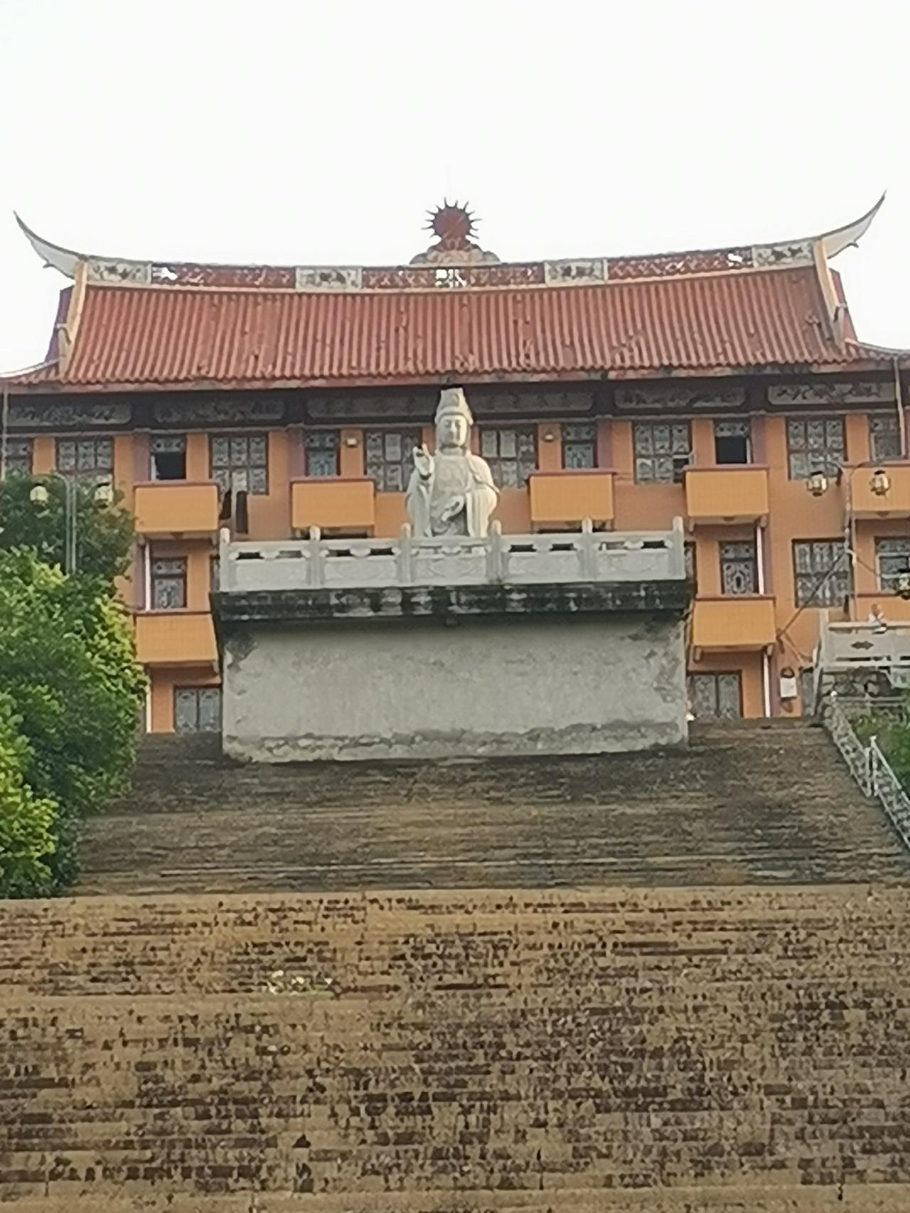 吴航十二景之一龙角峰寺庙《龙角含烟》：
聚天地之灵气，吸日月之精华；
集阳光之德