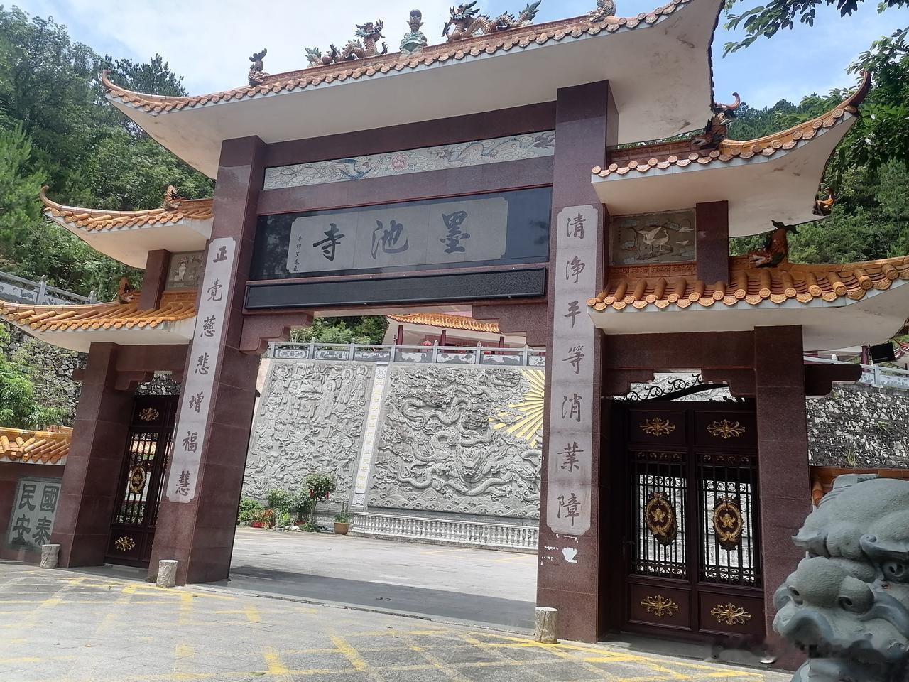 很久没去墨池寺了，最近去了一趟，墨池寺脱胎换骨大变样了。墨池寺的历史十分悠久，以