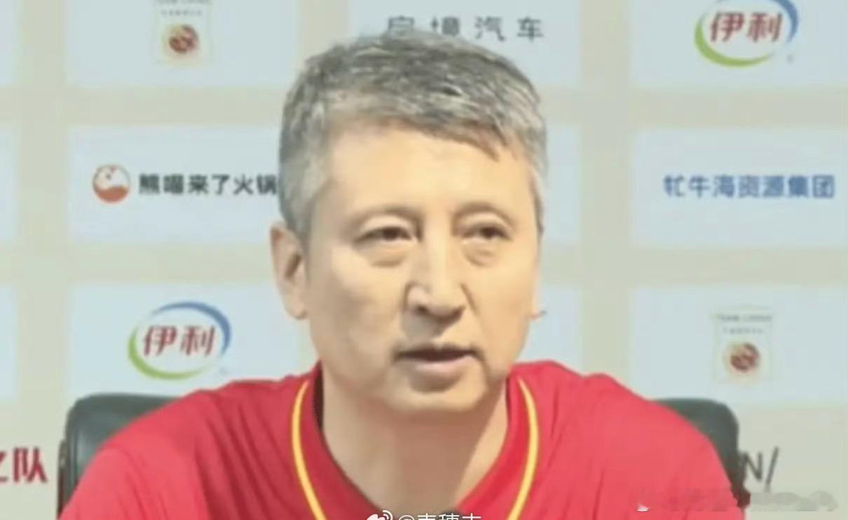 中国男篮输19分小组垫底，郭士强赛后主动揽责，名记说出球迷心里话今晚中国男篮大比