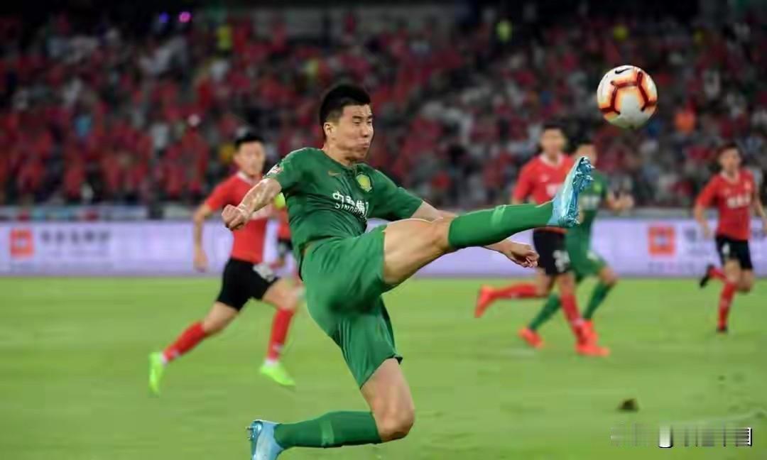 2007年，当王刚初到葡萄牙本菲卡俱乐部时，他被安排与已在队中的于大宝同住。
