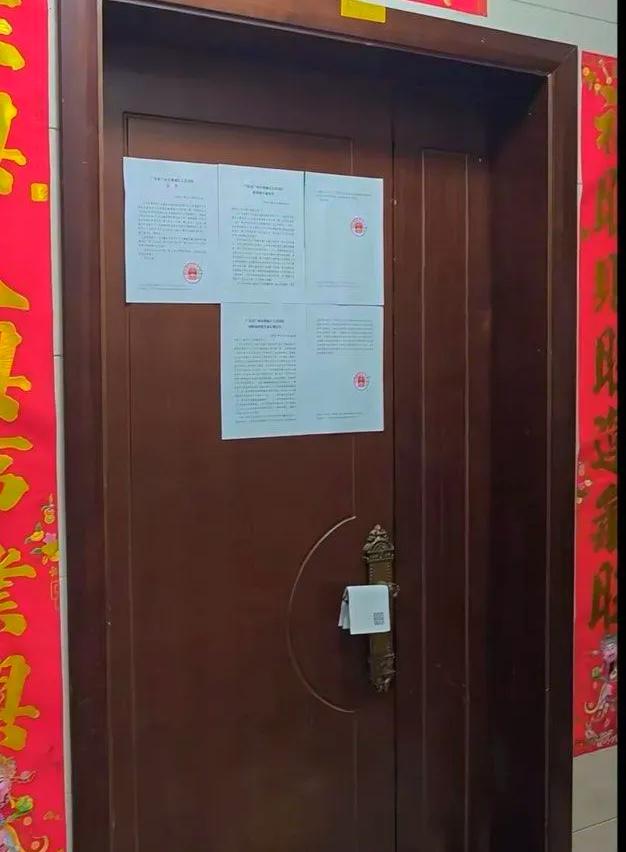 家人们，碰上法拍房原房主搞事，真能把人逼疯！
我堂弟买了套法拍房，楼下原房主的老