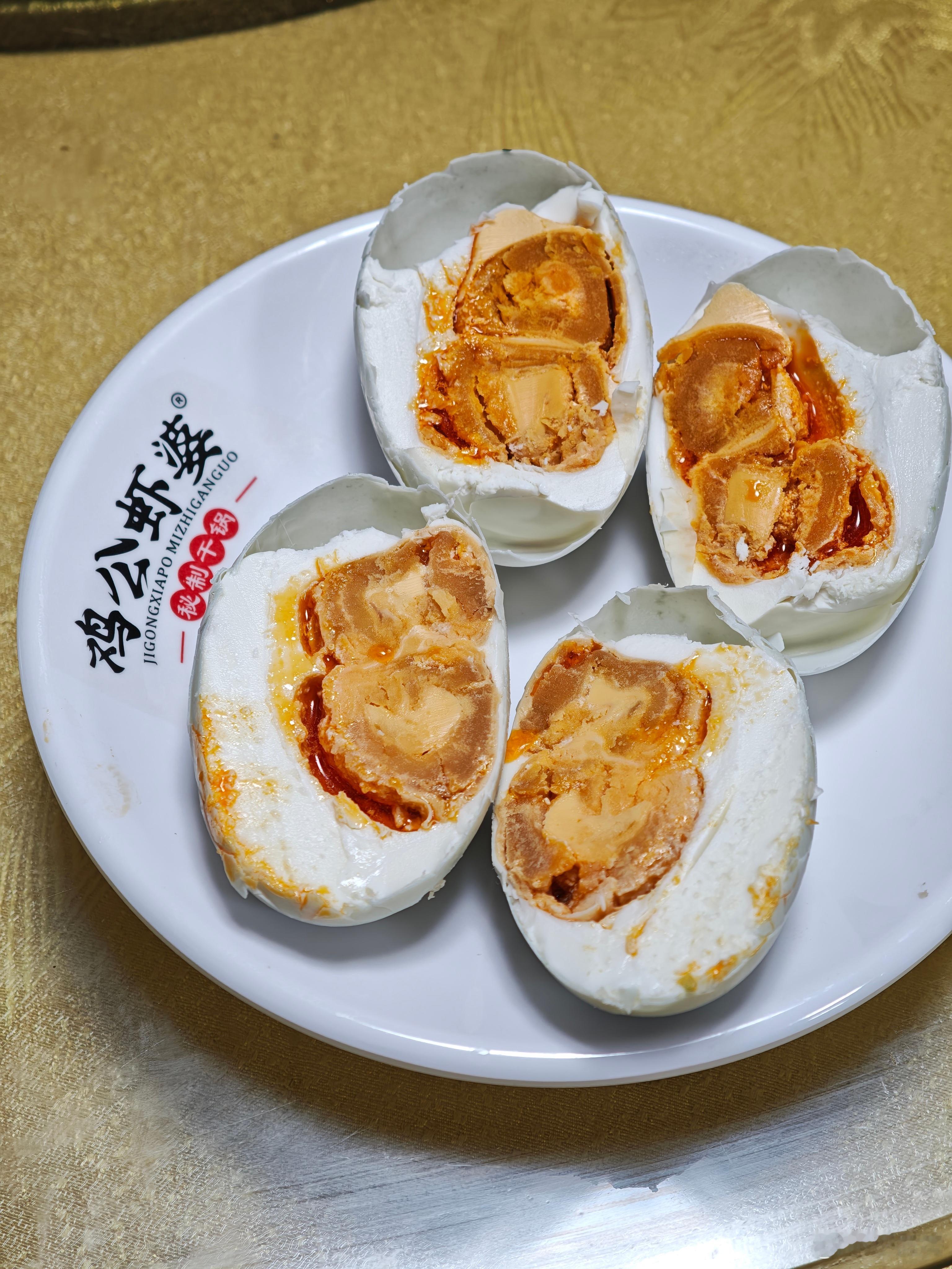 高邮咸鸭蛋都是双黄的诶。  ​​​