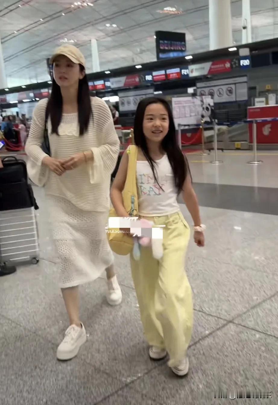 董璇再婚之后头一回出来露面，是带着女儿小酒窝一起走的机场。母女俩在机场玩抽盲盒，