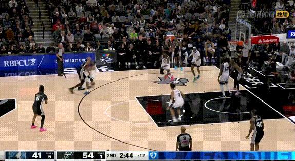 来看看——文班单节20分这球走步没？
图1：双手转身收球后接跨步，如果是单手运球