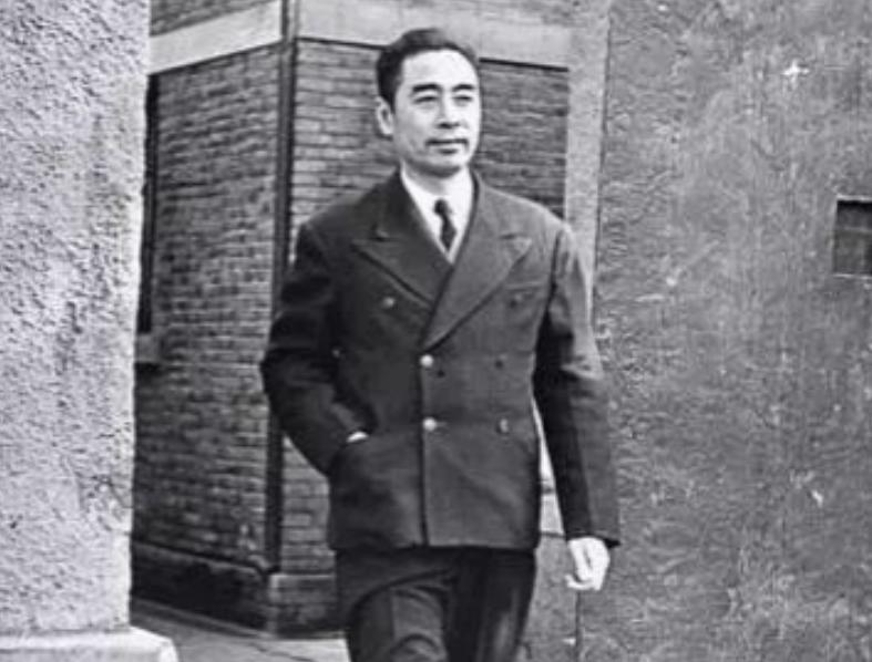 "一日为师，终身为父。"蒋介石曾想动周恩来，可黄埔学生不答应。胡宗南跪过、杜聿明
