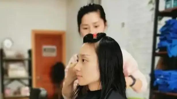 杭州一家理发店爆炸，网友们赞不绝口！有人专门开了30公里...
昆明、郑州、浙江