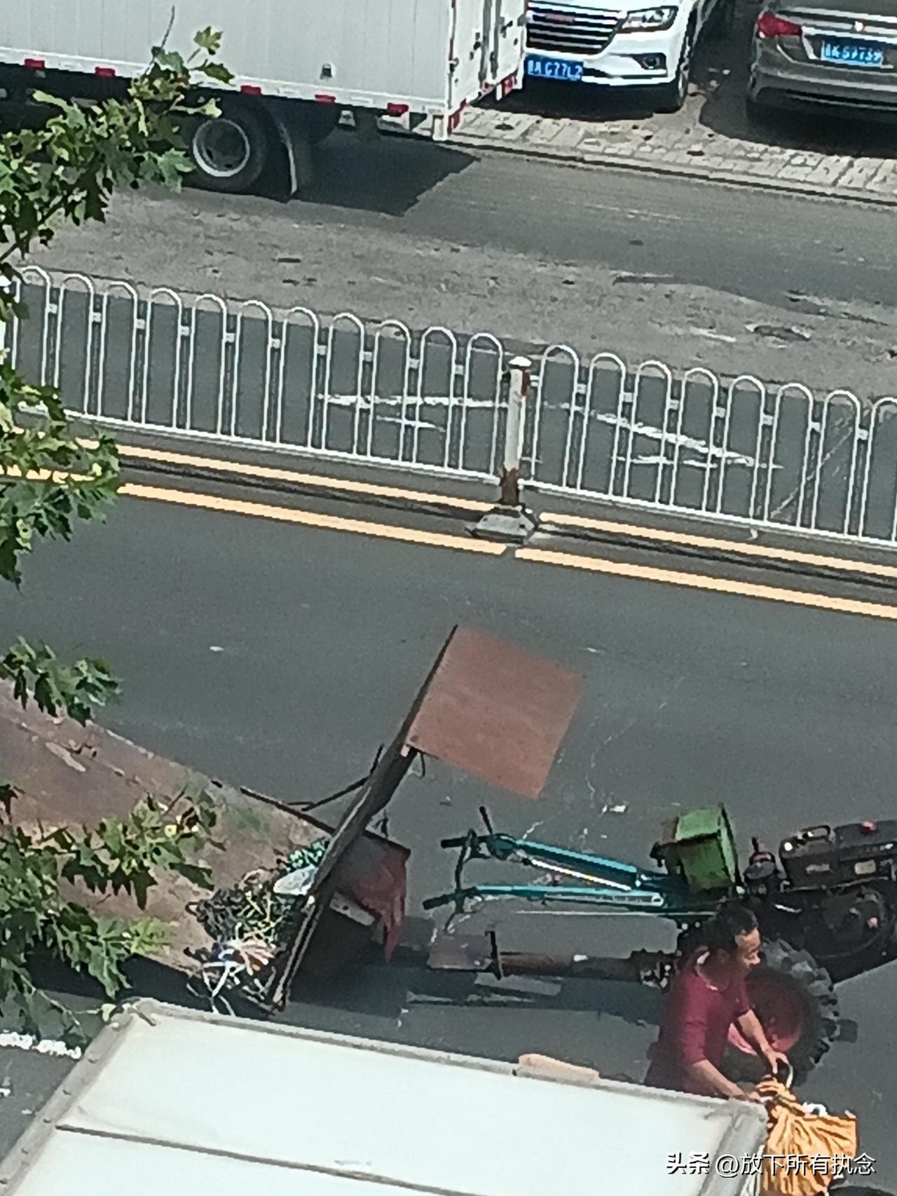 这是什么情况啊，肯定不是撞车，因为没有第二辆车在场。后面还停着警车，交警还设置了