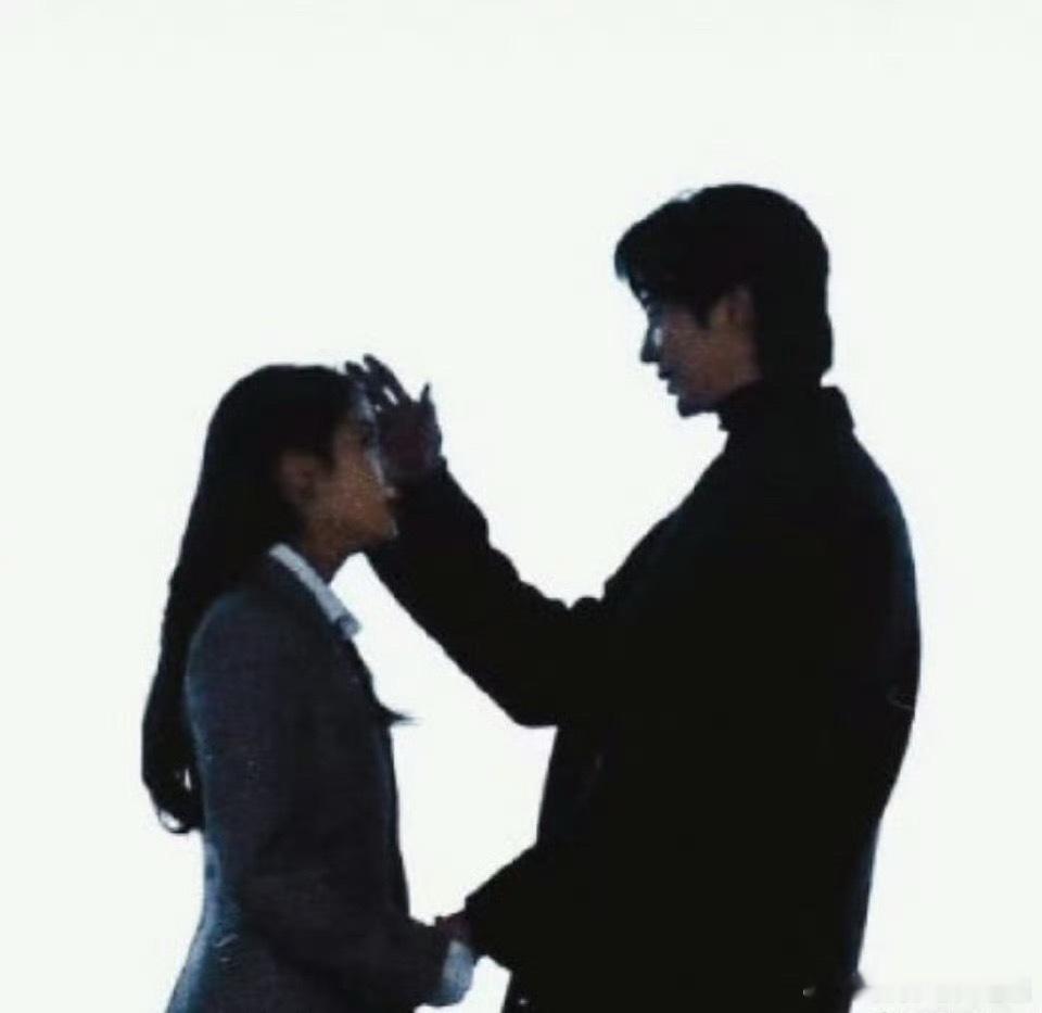 IU边佑锡身高差具象 IU、边佑锡《21世纪大君夫人》好微妙的cp感，各种合照都
