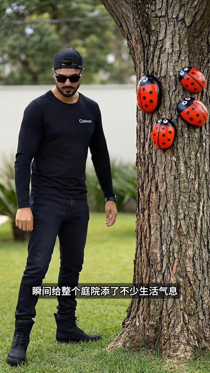 巧手改造庭院。
注意看，男子只用几块普通水泥砖就打造出高级感十足的户外长椅。
·