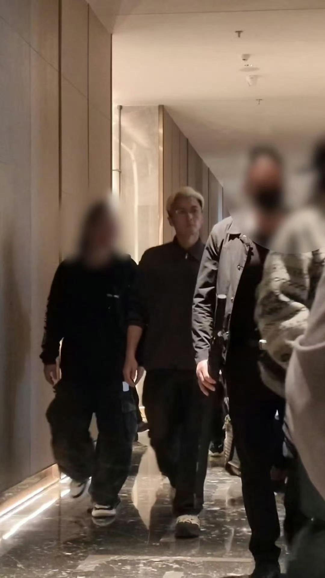 泉州街头惊现谢霆锋！银发黑衫自带高光，这气场太绝了
 
谢霆锋现身泉州，一身极简