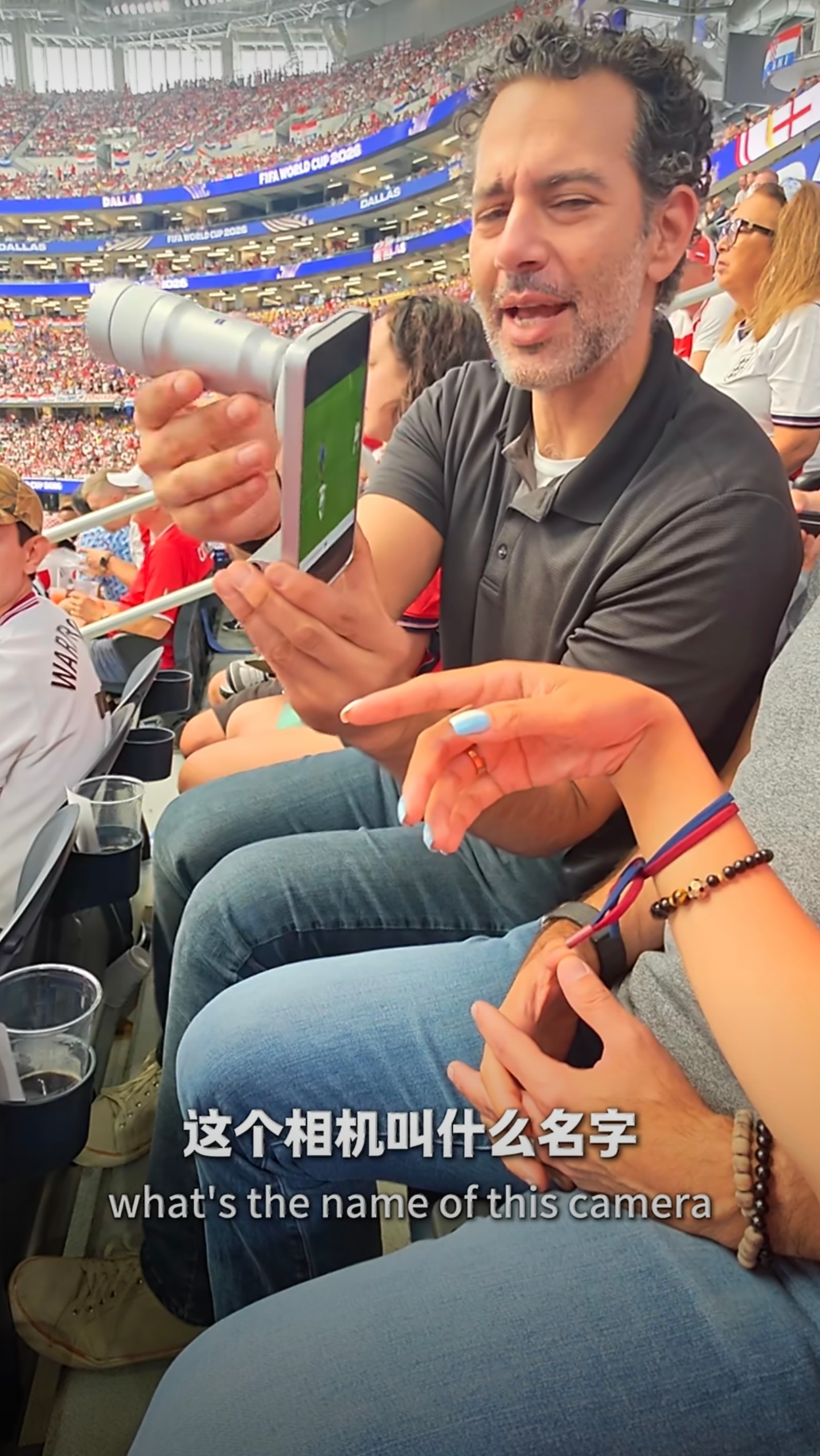 老外问我这是相机还是手机 世界杯给老外一点小小的震撼，有博主拿着vivo X30