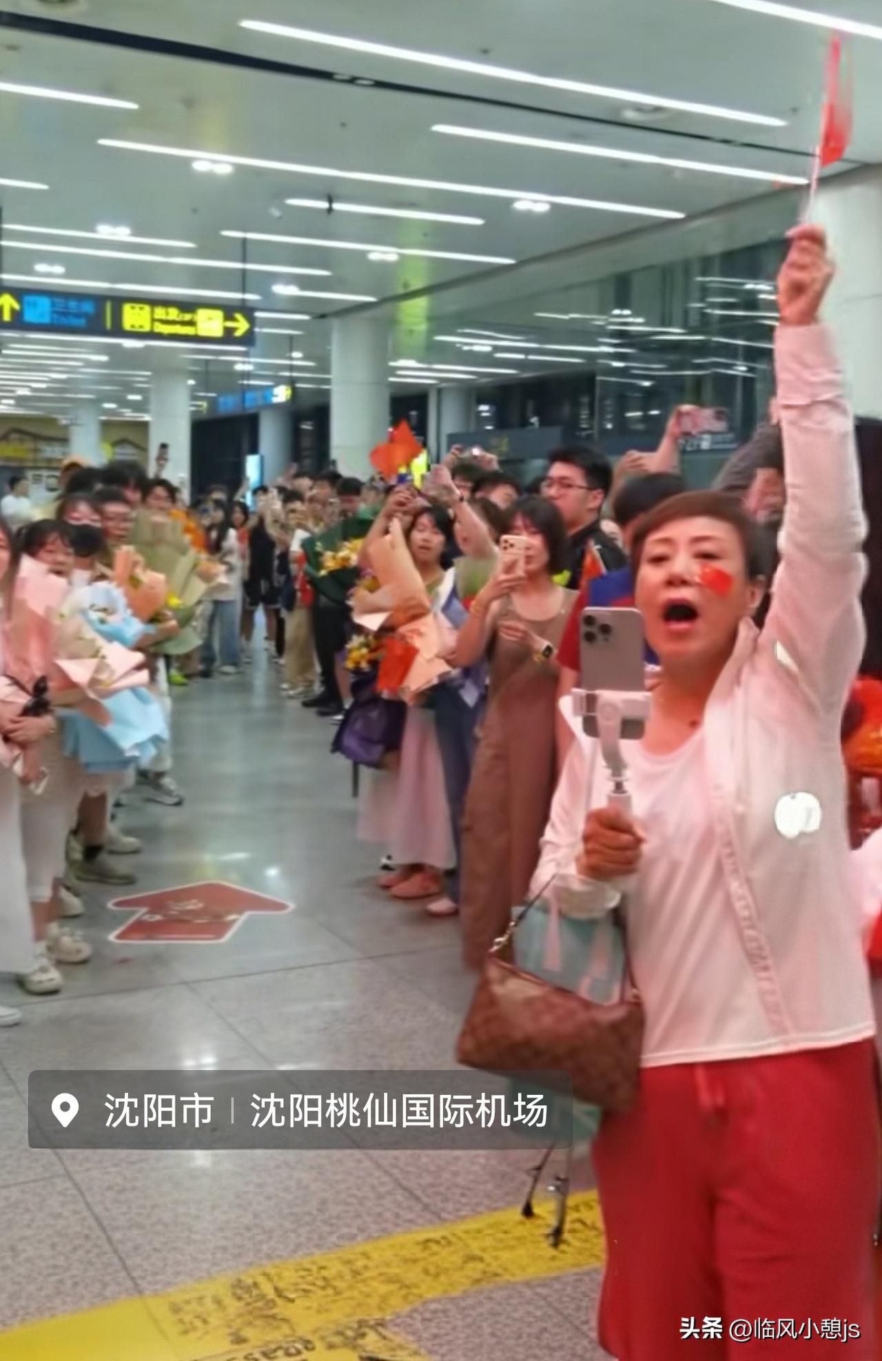 昨夜中国男篮全队抵达沈阳桃仙国际机场，现场接机的场面声势浩大，格外震撼，人山人海