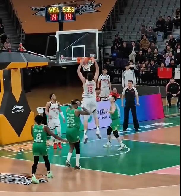 莫兰德付豪在广东内线翻江倒海，徐昕却在莫兰德付豪面前制霸内线！大家还记得吗，莫兰