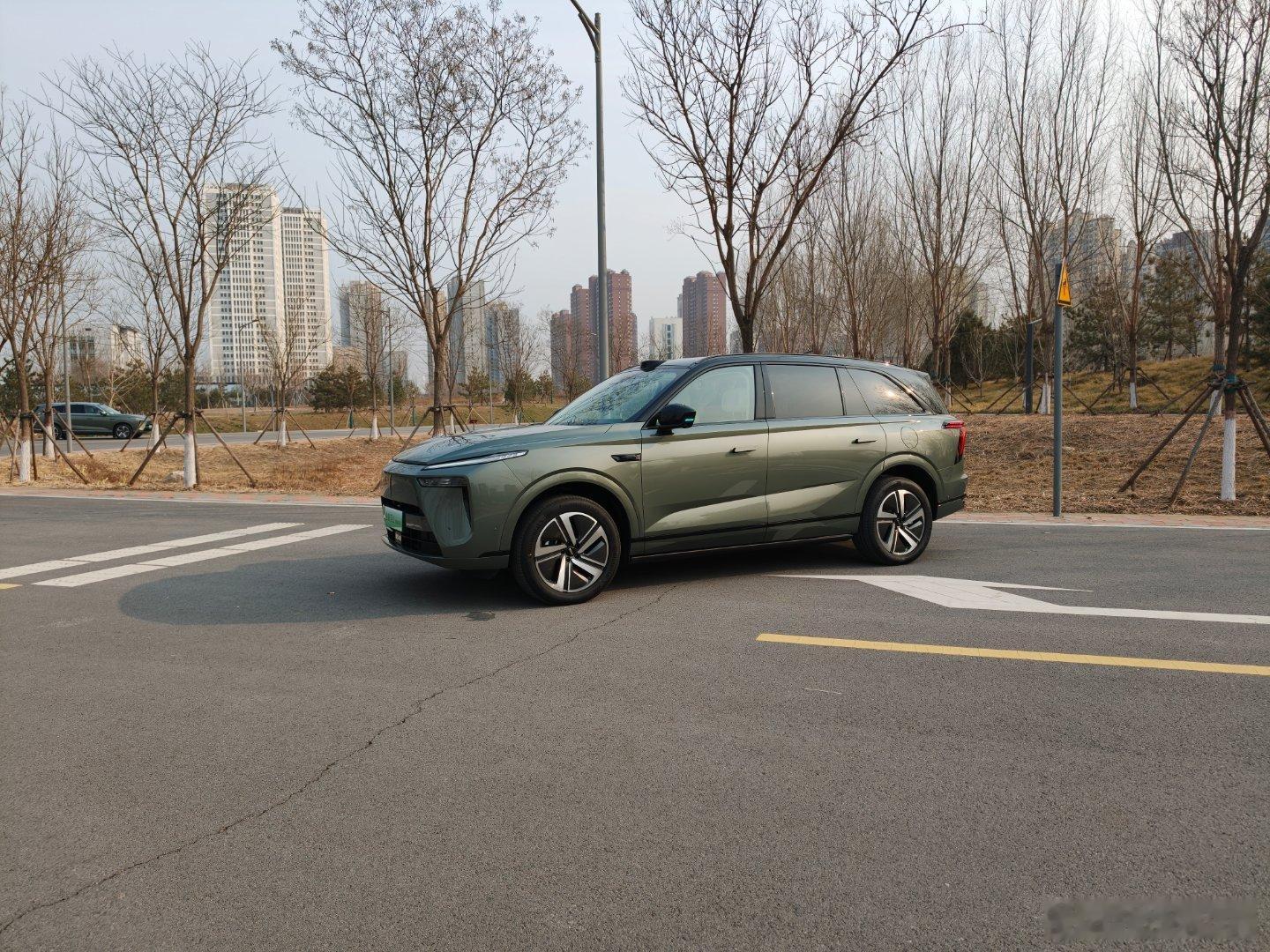 小蓝灯，又加入一位猛将第一款上车VLA的插混大六座之前有两家上车了，一个纯电，一