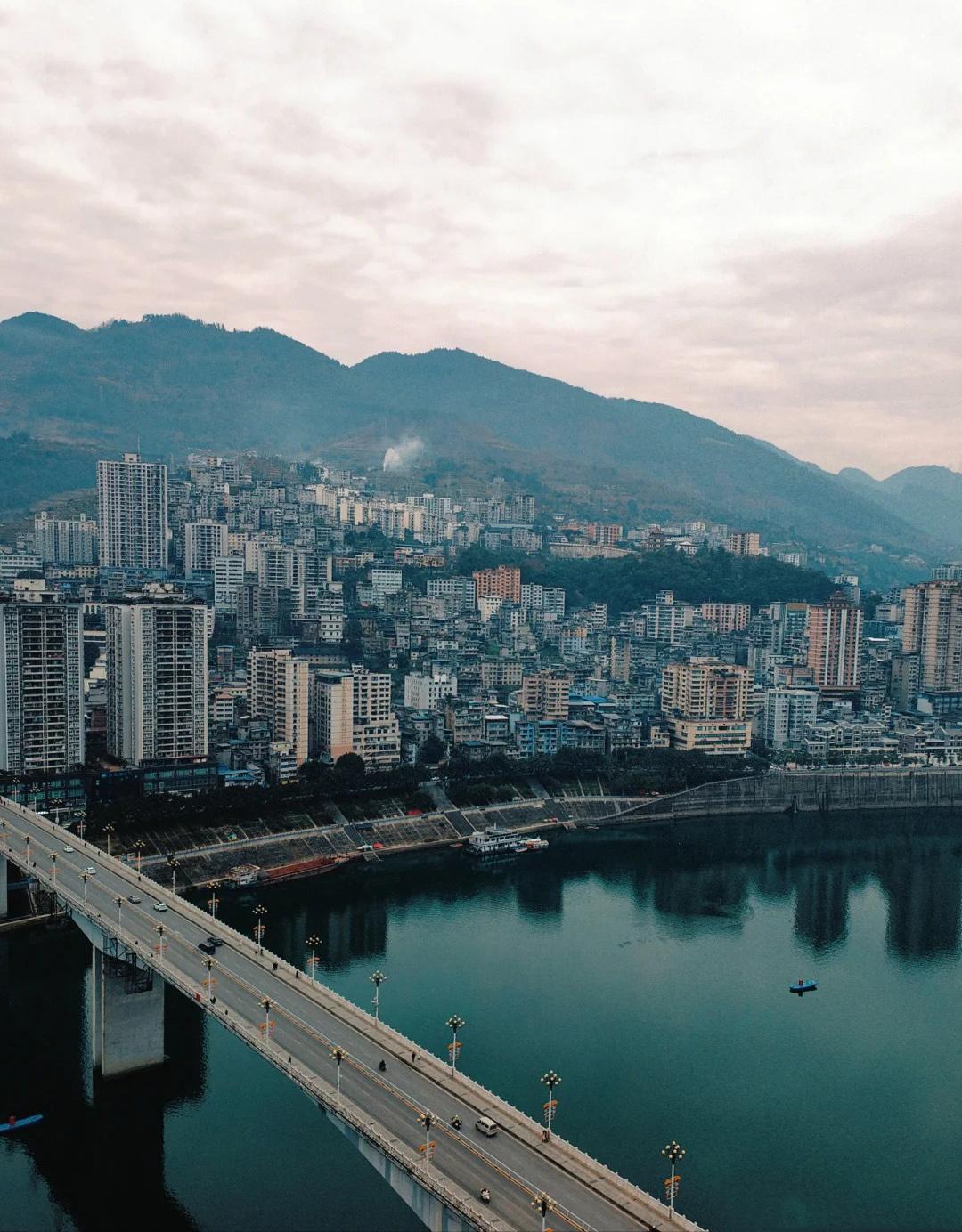 前不久才去了重庆市彭水县旅游，彭水县位于重庆的东南部，与湖北省、贵州省交界，地处