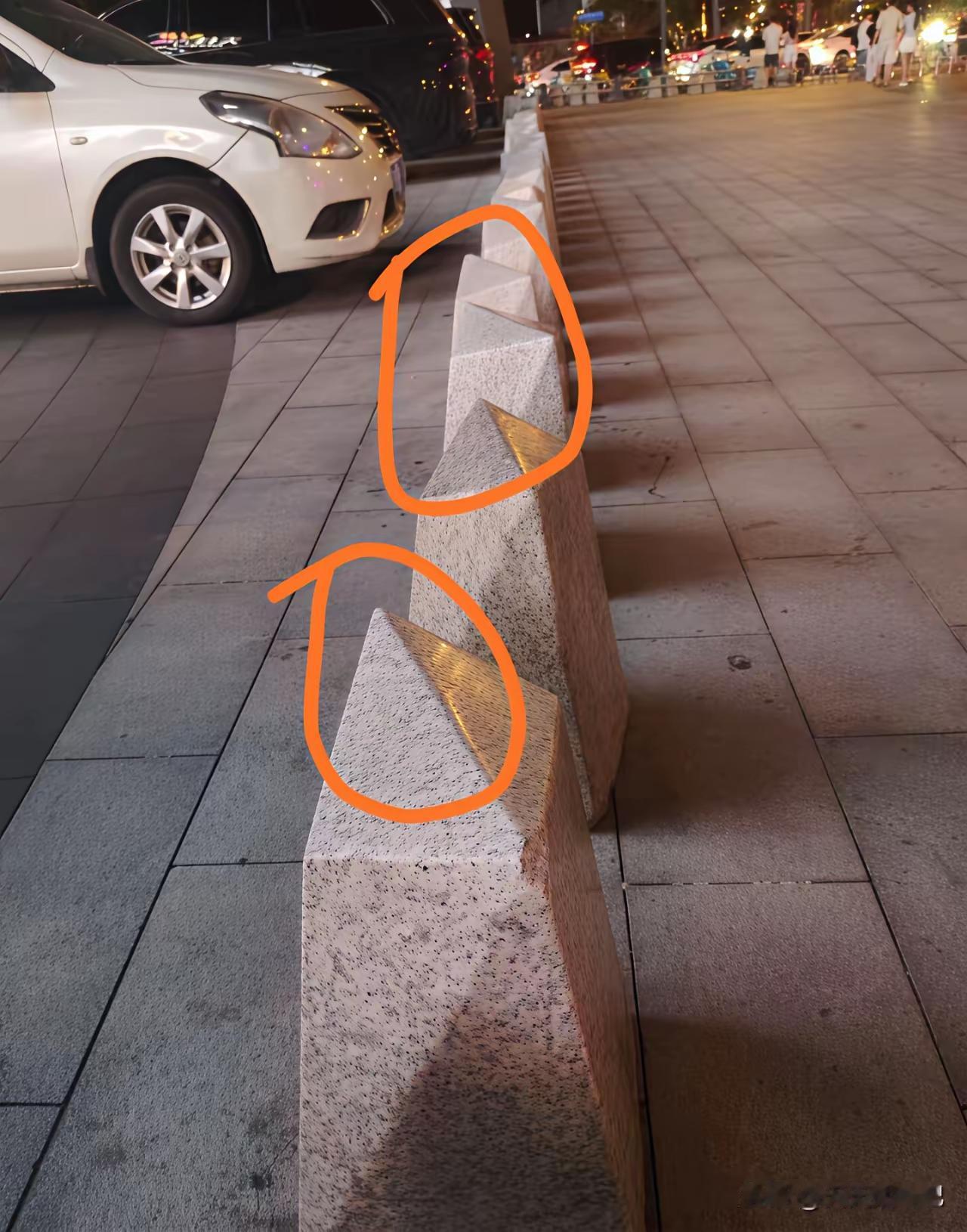 这不应该叫隔离墩，应该叫隔离锥吧？这是哪座城市的市容市貌？毫无人性的温度！现在目