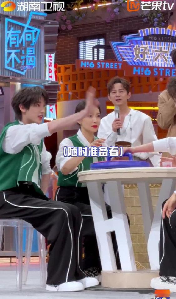 丁禹兮丁禹兮被宋茜泼成这样你好星期六 泼水名场面预定！宋茜对丁禹兮快准狠泼水，最