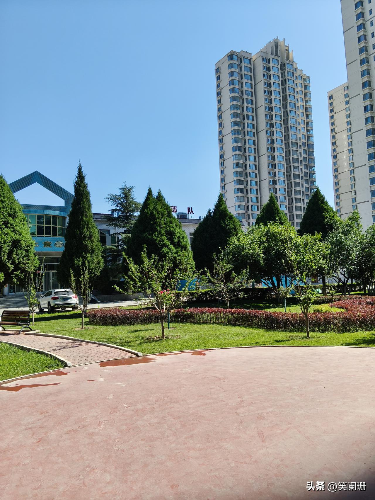 今天去兰州某医院取药，取完药以后发现医院的环境真的还挺好的，草坪里面一直在洒水，
