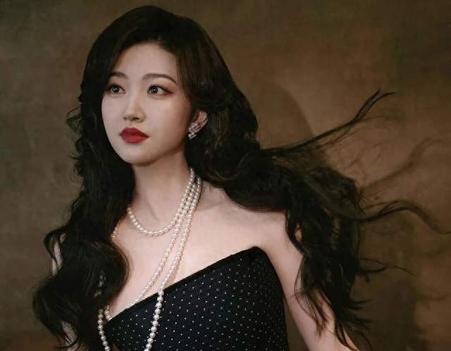 景甜这组复古油画大片，美得挪不开眼！