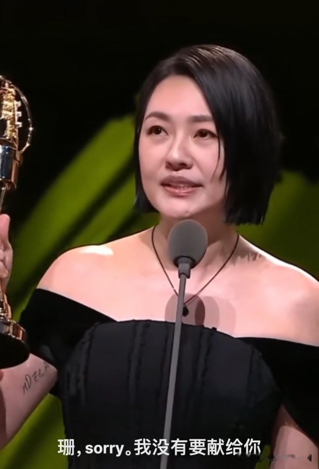 小S时隔八个月复出，获奖后哭着说献给妈妈，把这个奖和珊珊照片放一起[流泪][流泪
