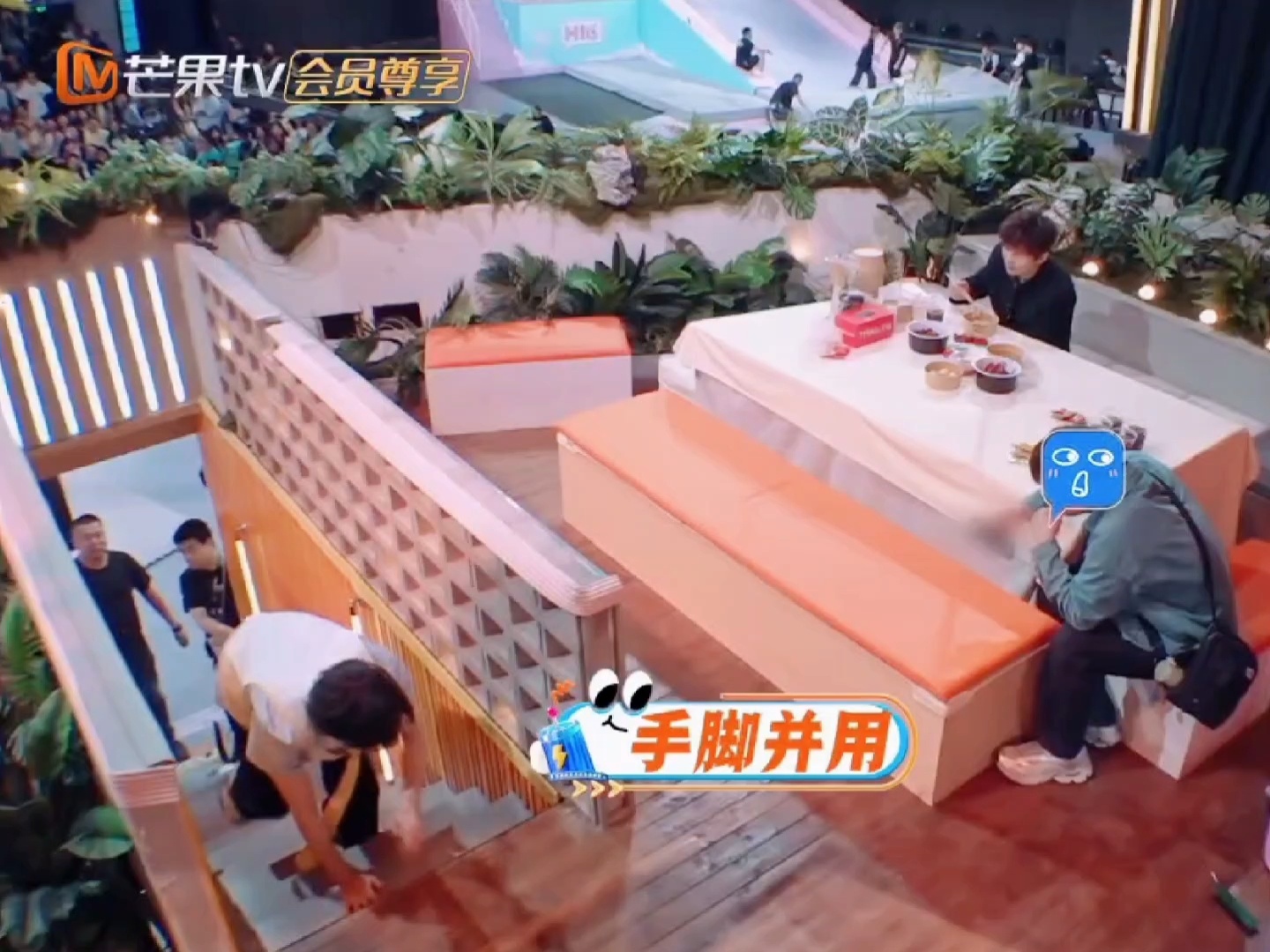 笑死我了因为坐飞机屁股痛，叮叮手脚并用爬从梯子上爬上来.......丁程鑫你好星