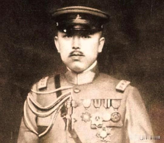 1918年2月18日夜里，毕节城南的营地里，庾恩旸在行营伏案办公，勤务兵李炳臣突