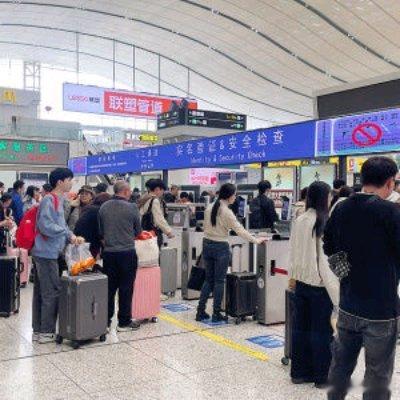 现在坐高铁 开自家车.他们都赚到钱了 这是......视频丨从摩托长龙到高铁飞驰