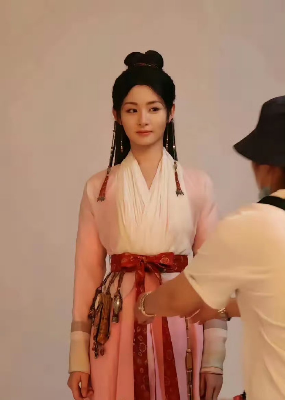 听说赵晴是于妈力捧的白鹿接班人，外界还称她为“小赵丽颖”。从外貌来看，她的长相与