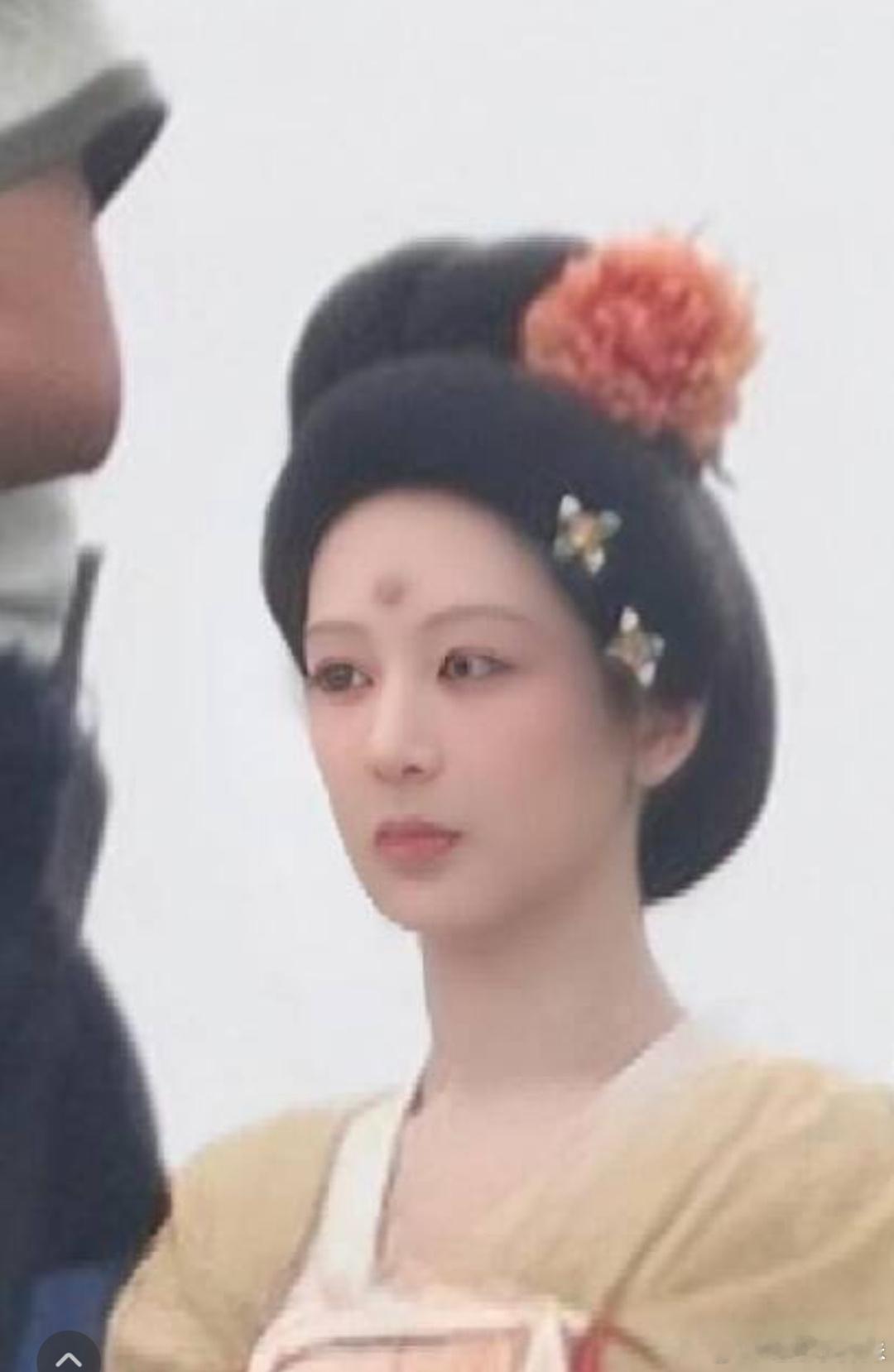 本意是想放大看看啥状态的，这谁给杨紫P的图啊，眼睛都变成动画片了。李现也是，黑眼