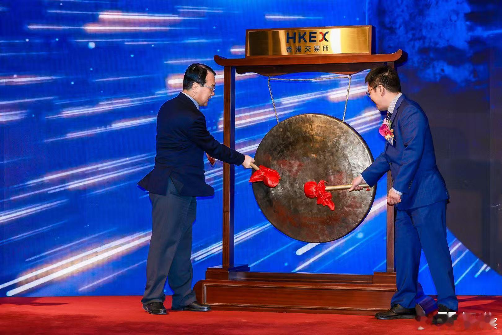 全球大模型第一股登陆港股今天，全球大模型第一股来了！智谱AI在港交所上市。从清华